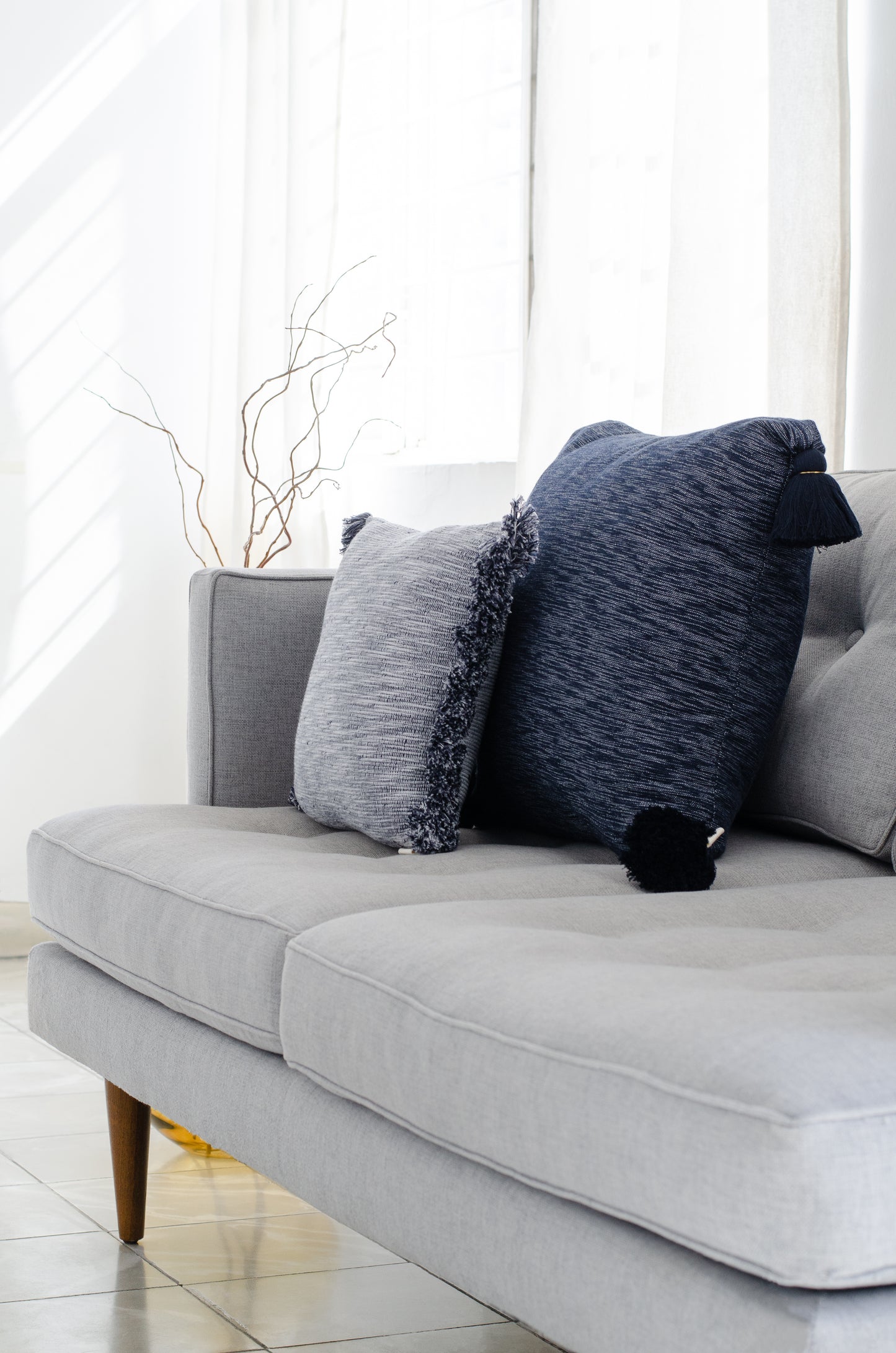 Cojín Dalia Grande con borlas